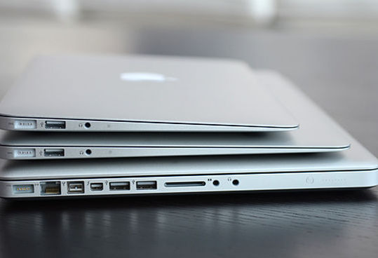 Equipo informático Apple sobre mesa de trabajo